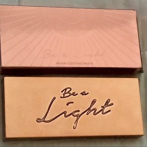 BECCA- Be a Light Makeup Pallete